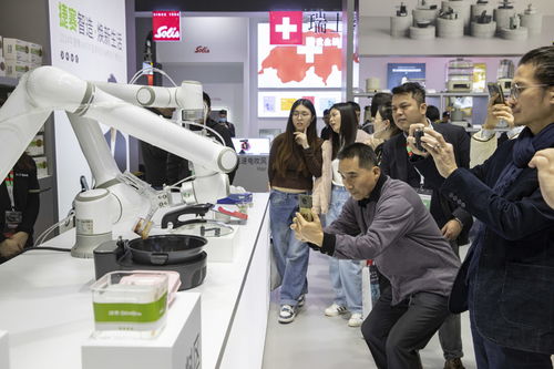 智能科技領航 炒菜機器人、透明LED屏與運動耳機在家博會上的創新亮點